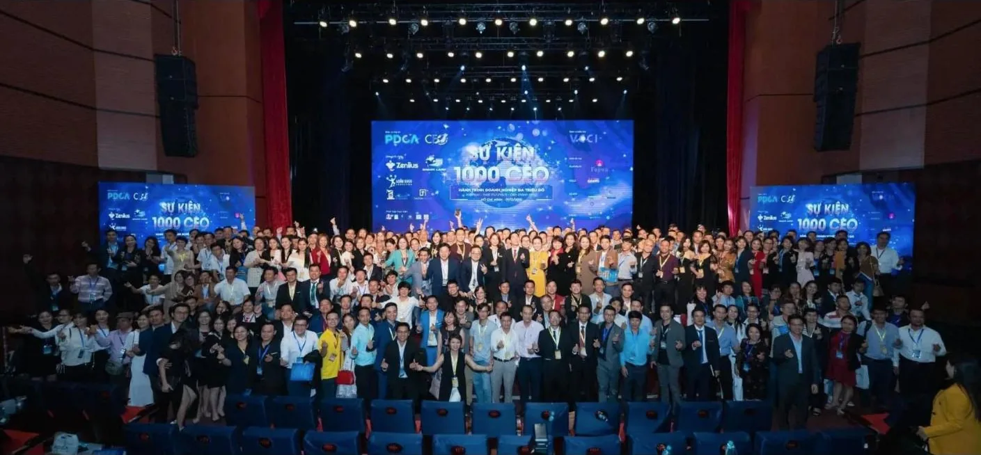 Ảnh chụp chung hàng trăm người tham dự Sự kiện 1000 CEO tại TP. Hồ Chí Minh